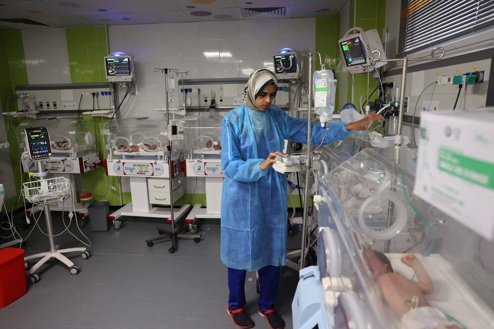 OMS advierte: Hospitales de Gaza con apenas tres días de combustible restante para electricidad (Photo by AFP)