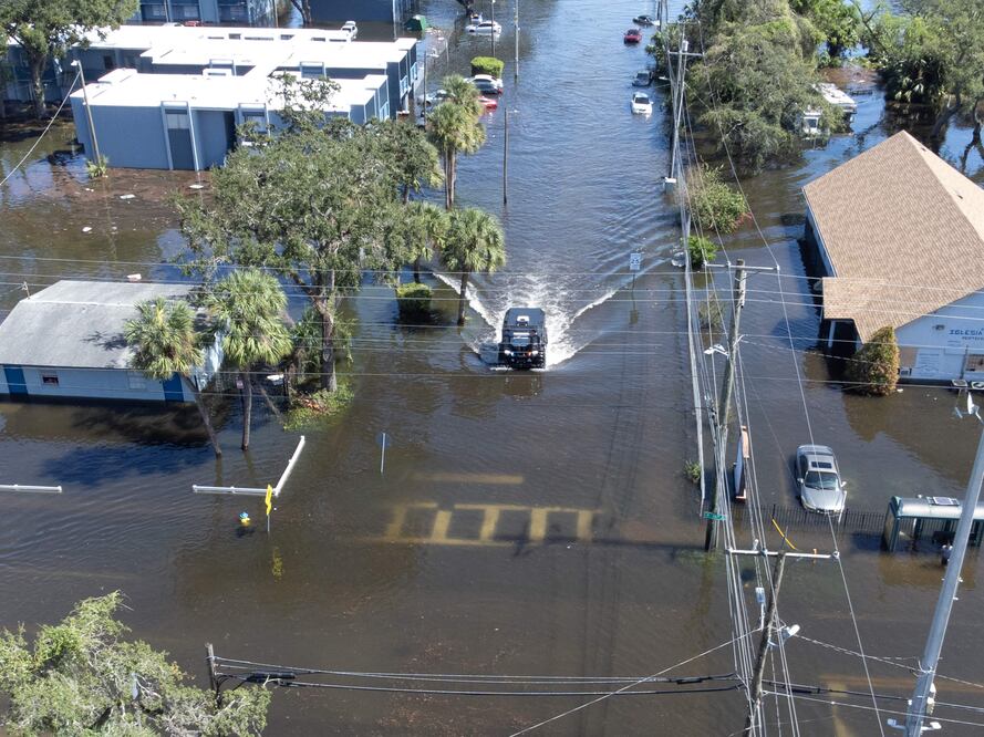 Suman 10 muertos por los tornados y el huracán Milton en Florida(Photo by Bryan R. SMITH / AFP)