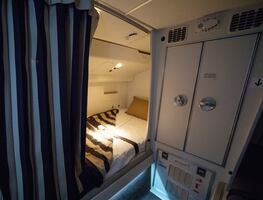 ¿Dónde descansan y duermen las azafatas en los aviones? Este video de Aeroméxico lo muestra