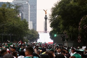 ¿Qué pasó en Reforma? Festejos por el triunfo de México termina en tragedia; reportan 3 muertos en CDMX