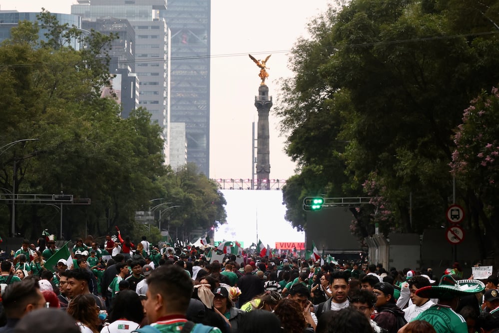 ¿Qué pasó en Reforma? Festejos por el triunfo de México termina en tragedia; reportan 3 muertos en CDMX.
Foto: Valente Rosas / EL UNIVERSAL