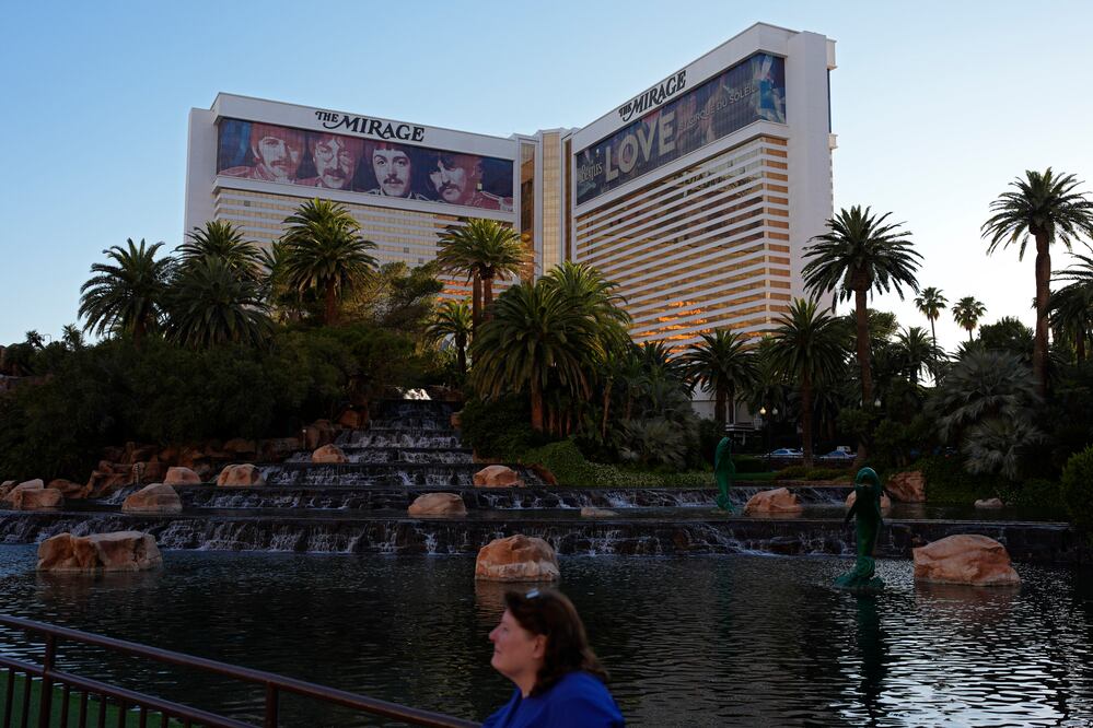 El icónico Hotel Mirage de Las Vegas cerrará en julio para transformarse en Hard Rock. (AP Photo/John Locher)