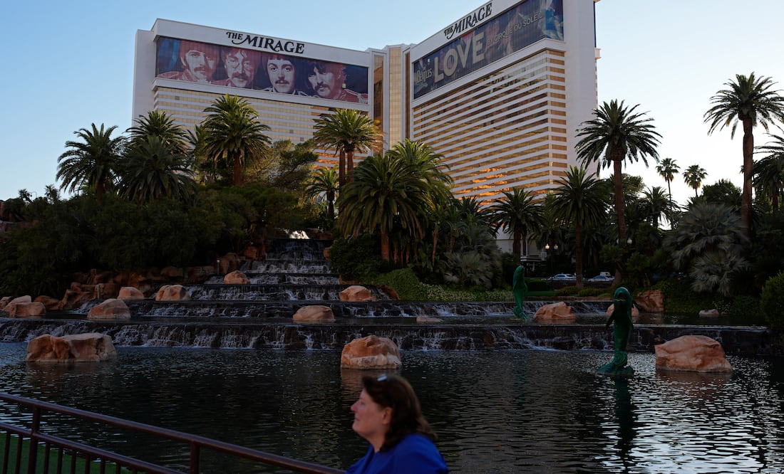 El icónico Hotel Mirage de Las Vegas cerrará en julio para transformarse en Hard Rock. (AP Photo/John Locher)