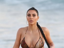 Kim Kardashian presume su silueta ‘irreal’ con bikini nude