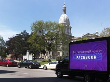 Empleados de Facebook podrían trabajar desde casa de forma permanente