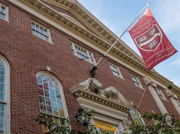 Harvard demanda a Trump por congelar $2,200 millones en fondos