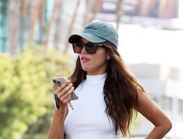 Eiza González presume cinturita 'irreal' con top blanco en Los Ángeles