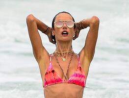 Alessandra Ambrosio presume ‘abs’ con pequeño bikini rosa