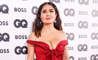 Salma Hayek "roba miradas" con vestido rojo de impacto en los GQ Awards