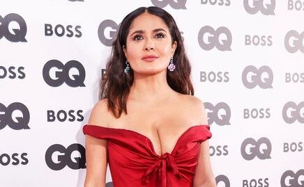 Salma Hayek "roba miradas" con vestido rojo de impacto en los GQ Awards