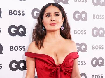 Salma Hayek "roba miradas" con vestido rojo de impacto en los GQ Awards