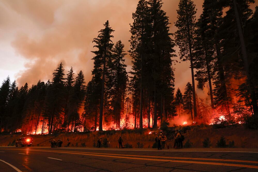 Más de 4,800 bomberos luchan contra el sexto incendio más grande en la historia de California. EFE/EPA/JOHN G. MABANGLO