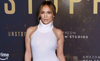 Jennifer López presume sus curvas de impacto en ajustado vestido blanco