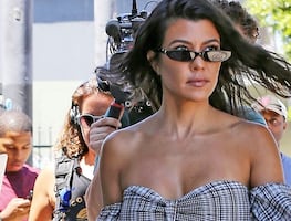 Kourtney Kardashian luce bikini de lujo abrazada de Travis Barker