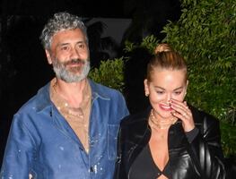 Rita Ora presume figura con crop top y falda con corte de raja en Australia