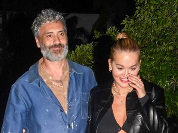 Rita Ora presume figura con crop top y falda con corte de raja en Australia