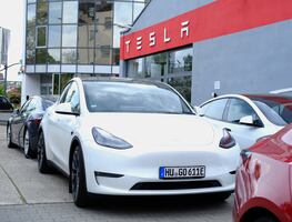 Niña queda atrapada en un Tesla sin batería en Arizona; abuela pide partir el auto para rescatarla