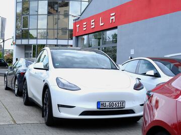 Niña queda atrapada en un Tesla sin batería en Arizona; abuela pide partir el auto para rescatarla