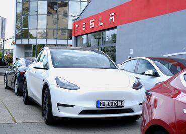 Niña queda atrapada en un Tesla sin batería en Arizona; abuela pide partir el auto para rescatarla
