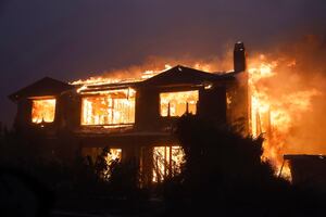 Miles de personas huyen de incendios descontrolados que calcinan casas en Los Ángeles y alrededores. IMÁGENES