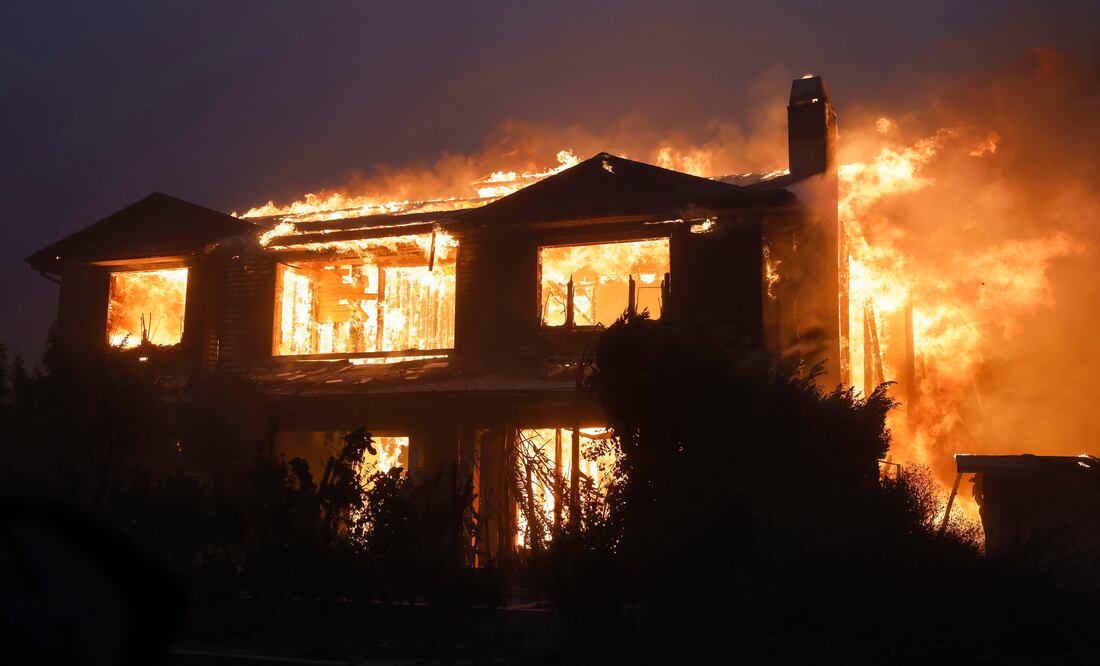 Miles de personas huyen de incendios descontrolados que calcinan casas en Los Ángeles y alrededores. IMÁGENES EFE/EPA/CAROLINE BREHMAN