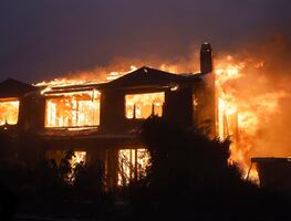 Miles de personas huyen de incendios descontrolados que calcinan casas en Los Ángeles y alrededores. IMÁGENES