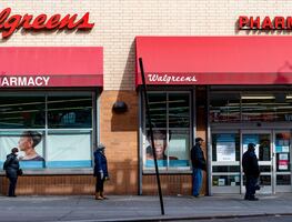 Personas que ya pueden recibir la tercera dosis de vacuna en Walgreens USA