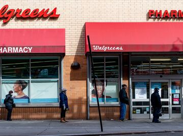 Personas que ya pueden recibir la tercera dosis de vacuna en Walgreens USA