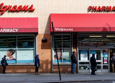 Walgreens y CVS reinventan farmacias con clínicas y minilocales