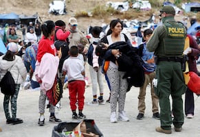 Controversia crece: DeSantis bajo la lupa por supuesto engaño en traslado de migrantes a California