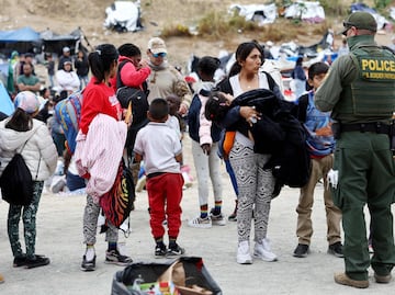 Controversia crece: DeSantis bajo la lupa por supuesto engaño en traslado de migrantes a California