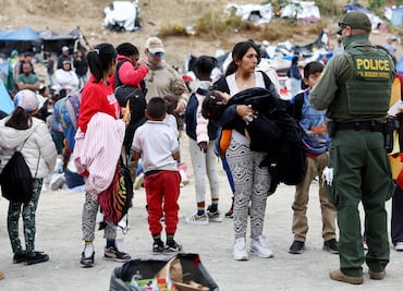 Controversia crece: DeSantis bajo la lupa por supuesto engaño en traslado de migrantes a California