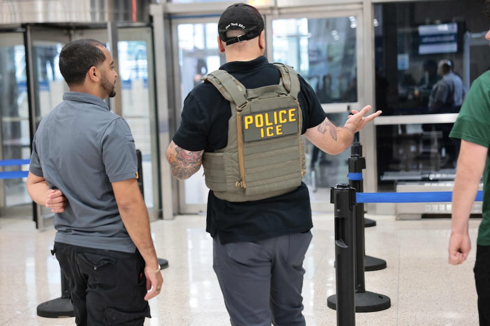 Gobierno de Trump detiene a 2,100 migrantes en NY en 30 días; "todos eran criminales, lo peor de lo peor". Photo by Michael M. Santiago / GETTY IMAGES NORTH AMERICA / Getty Images via AFP)