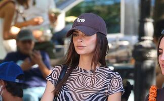 Emily Ratajkowski deslumbra con blusa traslúcida en Nueva York