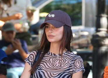 Emily Ratajkowski deslumbra con blusa traslúcida en Nueva York