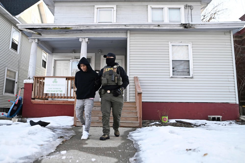 ICE autoriza allanamientos sin orden judicial: memorando interno desata alarma por redadas en EU. Stephen Maturen/Getty Images/AFP
