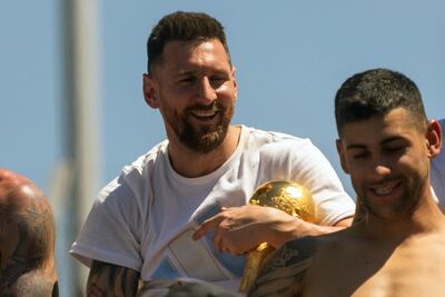Messi recibe emotiva bienvenida de sus compañeros del PSG (VIDEO)