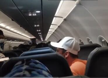 Video. Tripulación de avión ata con cinta a pasajero que agredió a azafatas