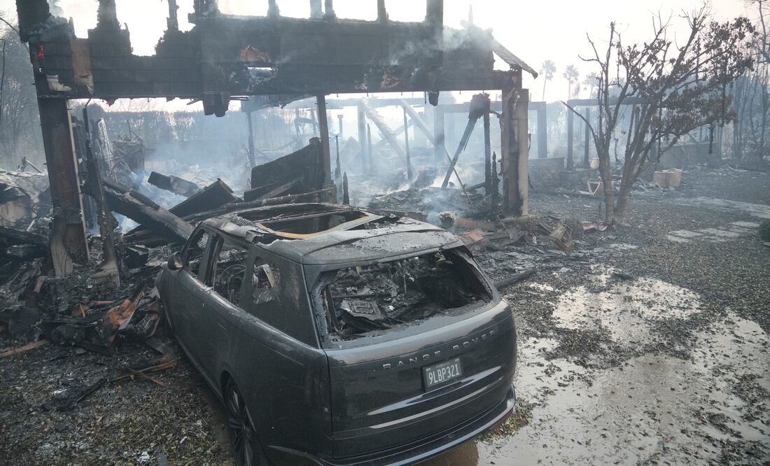 Más de 425,000 viviendas y negocios sin electricidad en California por los incendios (AP Photo/Damian Dovarganes)