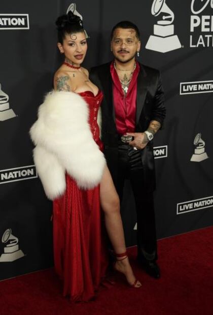 Cazzu arrasa en gala de los Latin Grammy con vestido rojo strapless de 'Jessica Rabbit'