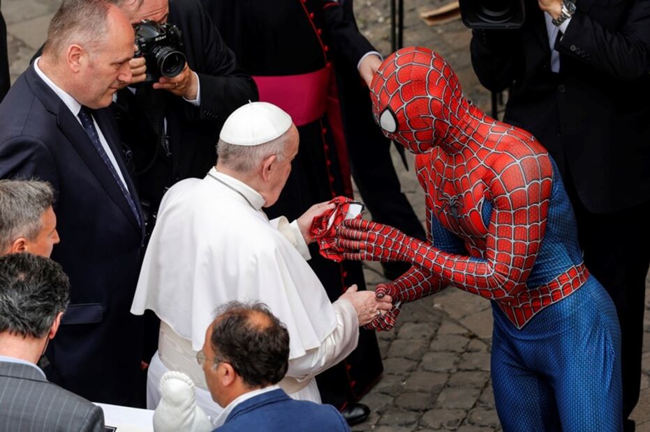 Fotos. Así fue el curioso saludo del papa a Spider-Man en el Vaticano