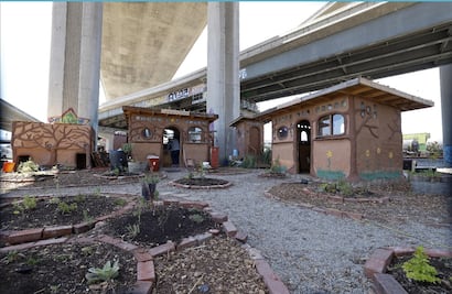 Fotos. Personas “sin techo” crean pueblo bajo autopista en Oakland