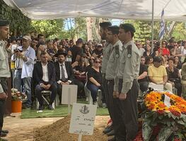 Israel entierra a sus soldados caídos en la guerra con Hamás en multitudinarios funerales