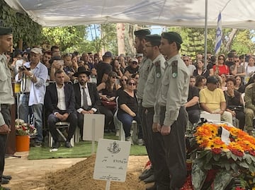 Israel entierra a sus soldados caídos en la guerra con Hamás en multitudinarios funerales