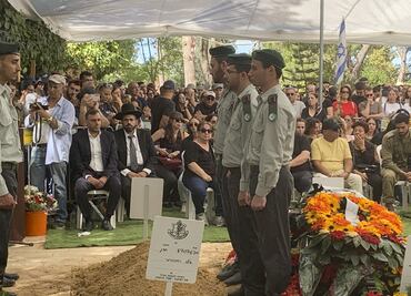 Israel entierra a sus soldados caídos en la guerra con Hamás en multitudinarios funerales