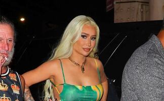 El minivestido verde con el que Iggy Azalea lució su figura 'curvy'