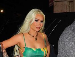 El minivestido verde con el que Iggy Azalea lució su figura 'curvy'