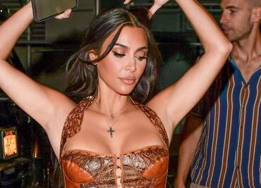 Kim Kardashian presume cintura con su top de cuero más pequeño