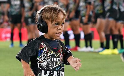 Hermana de niño con enanismo lo defiende de acoso en redes 