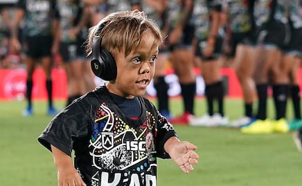 Hermana de niño con enanismo lo defiende de acoso en redes 